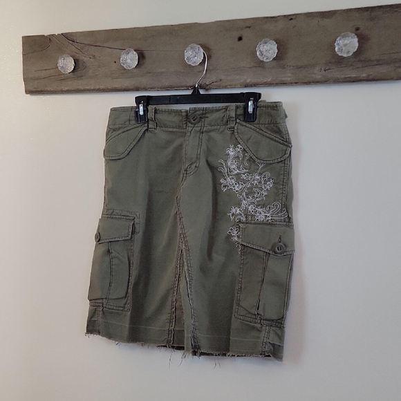 GAP Dresses & Skirts - Vintage GAP Khaki Cargo Skirt with Floral Detail SZ